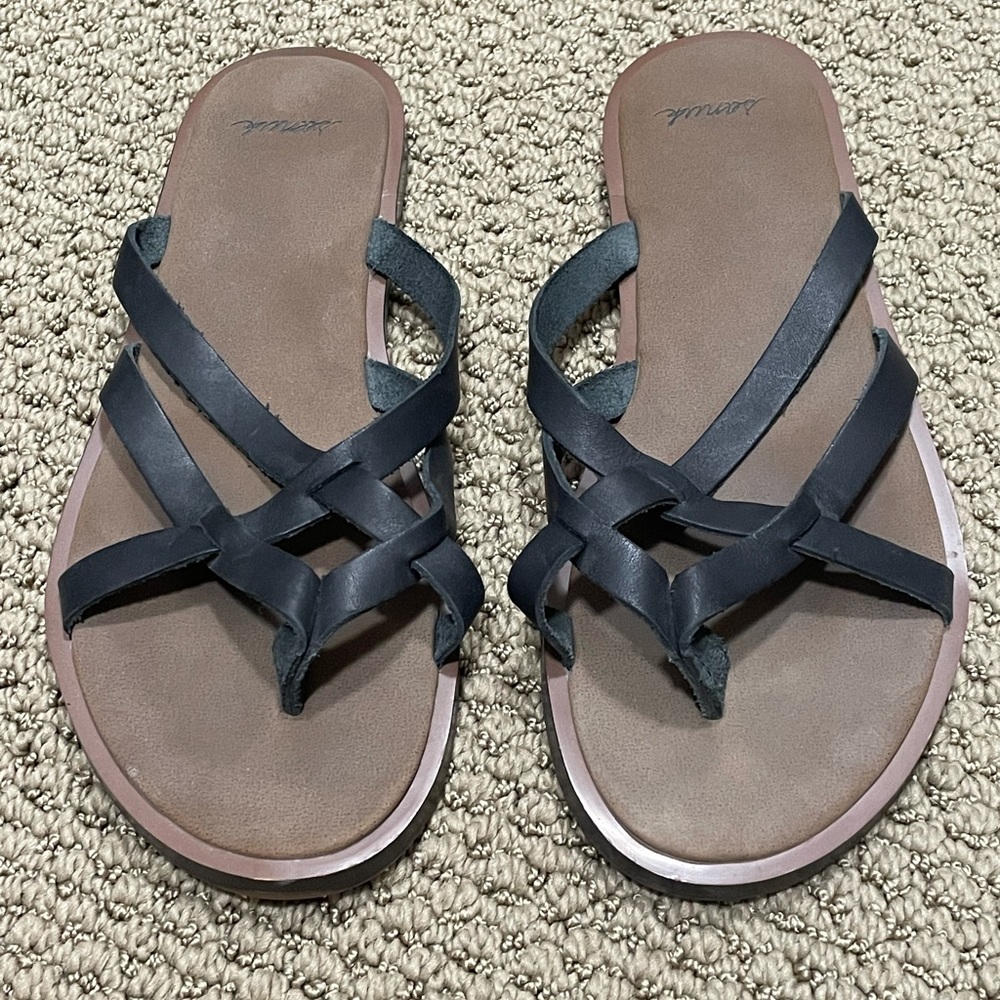 Sanuk yoga strap leather sandal